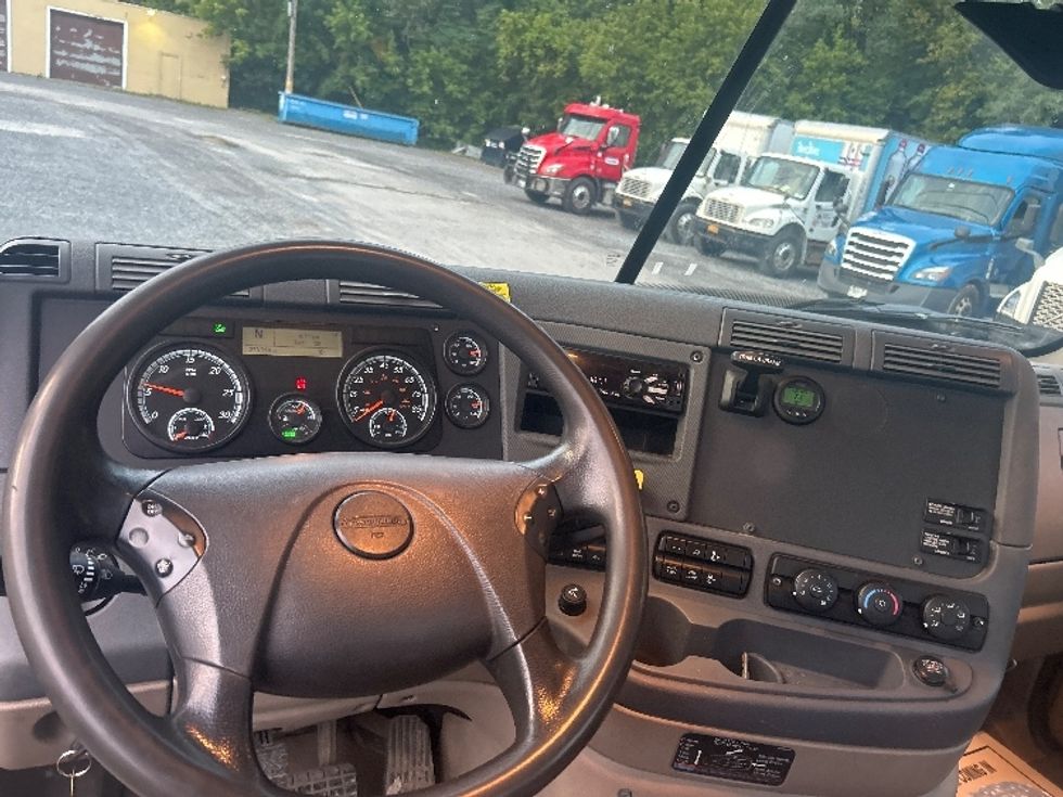 Day Cab Tractor-Heavy Duty Tractors-Freightliner-2020-Cascadia 12542ST-Fredonia-NY-272,912\n\t\tmiles-$ 44,000 - Image 11