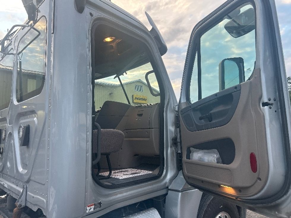 Day Cab Tractor-Heavy Duty Tractors-Freightliner-2020-Cascadia 12542ST-Fredonia-NY-272,912\n\t\tmiles-$ 44,000 - Image 12