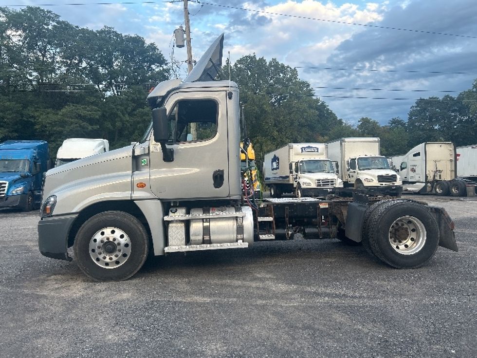 Day Cab Tractor-Heavy Duty Tractors-Freightliner-2020-Cascadia 12542ST-Fredonia-NY-272,912\n\t\tmiles-$ 44,000 - Image 4