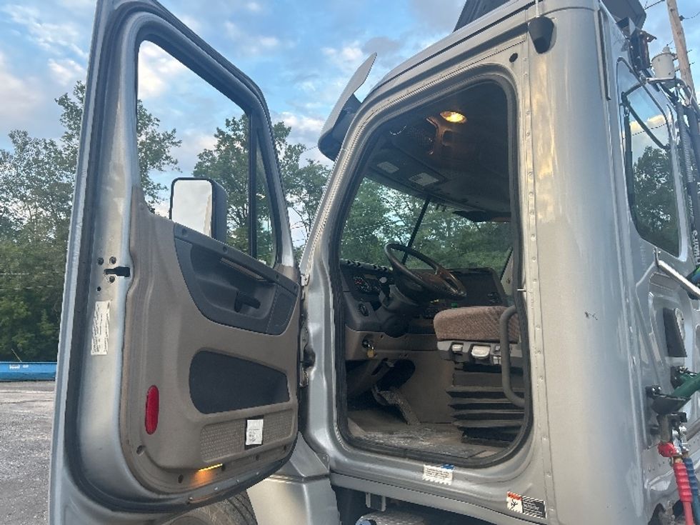 Day Cab Tractor-Heavy Duty Tractors-Freightliner-2020-Cascadia 12542ST-Fredonia-NY-272,912\n\t\tmiles-$ 44,000 - Image 9