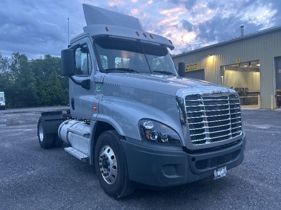 Day Cab Tractor-Heavy Duty Tractors-Freightliner-2020-Cascadia 12542ST-Fredonia-NY-315,821\n\t\tmiles-$ 41,750 - Image 1