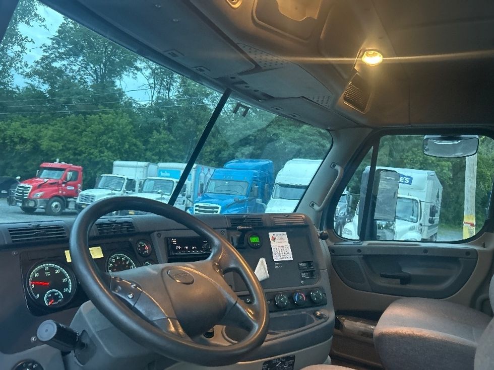 Day Cab Tractor-Heavy Duty Tractors-Freightliner-2020-Cascadia 12542ST-Fredonia-NY-315,821\n\t\tmiles-$ 41,750 - Image 10