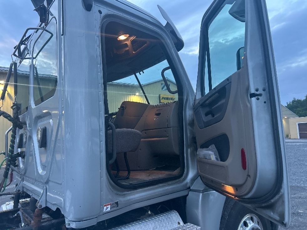 Day Cab Tractor-Heavy Duty Tractors-Freightliner-2020-Cascadia 12542ST-Fredonia-NY-315,821\n\t\tmiles-$ 41,750 - Image 12