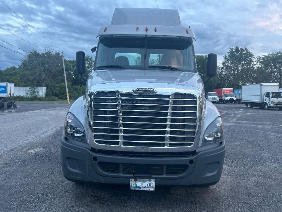 Day Cab Tractor-Heavy Duty Tractors-Freightliner-2020-Cascadia 12542ST-Fredonia-NY-315,821\n\t\tmiles-$ 41,750 - Image 2
