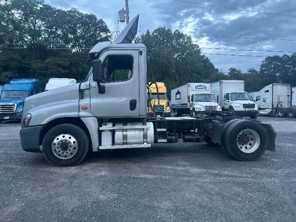 Day Cab Tractor-Heavy Duty Tractors-Freightliner-2020-Cascadia 12542ST-Fredonia-NY-315,821\n\t\tmiles-$ 41,750 - Image 4