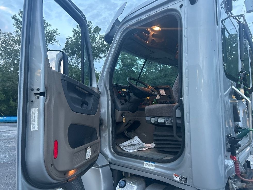 Day Cab Tractor-Heavy Duty Tractors-Freightliner-2020-Cascadia 12542ST-Fredonia-NY-315,821\n\t\tmiles-$ 41,750 - Image 9