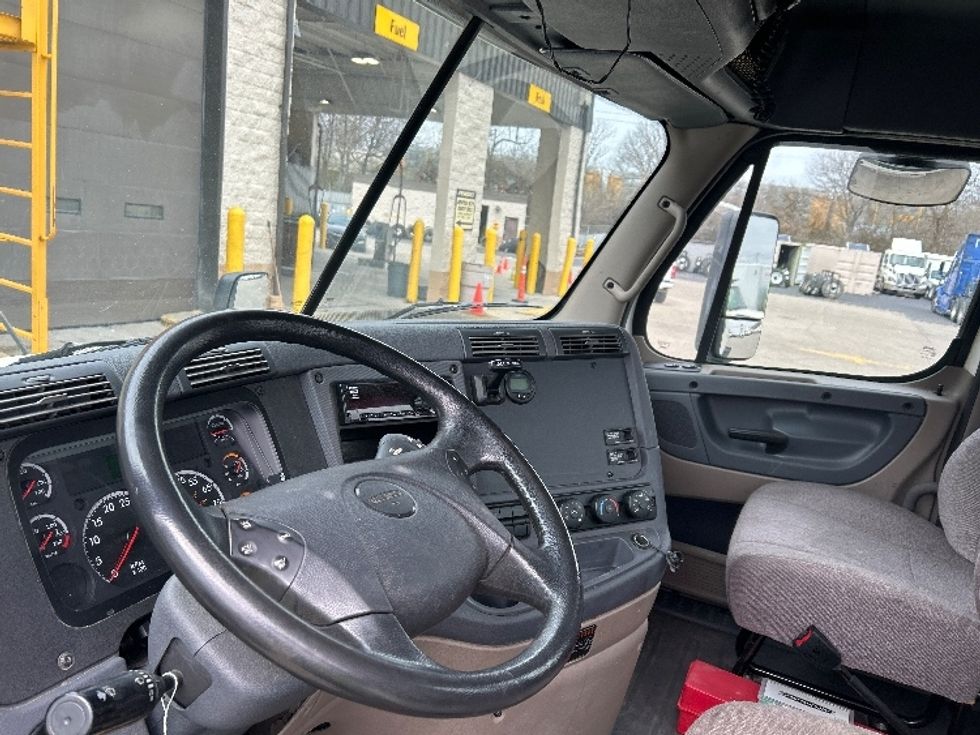 Day Cab Tractor-Heavy Duty Tractors-Freightliner-2020-Cascadia 12542ST-Indianapolis-IN-246,635\n\t\tmiles-$ 37,500 - Image 10