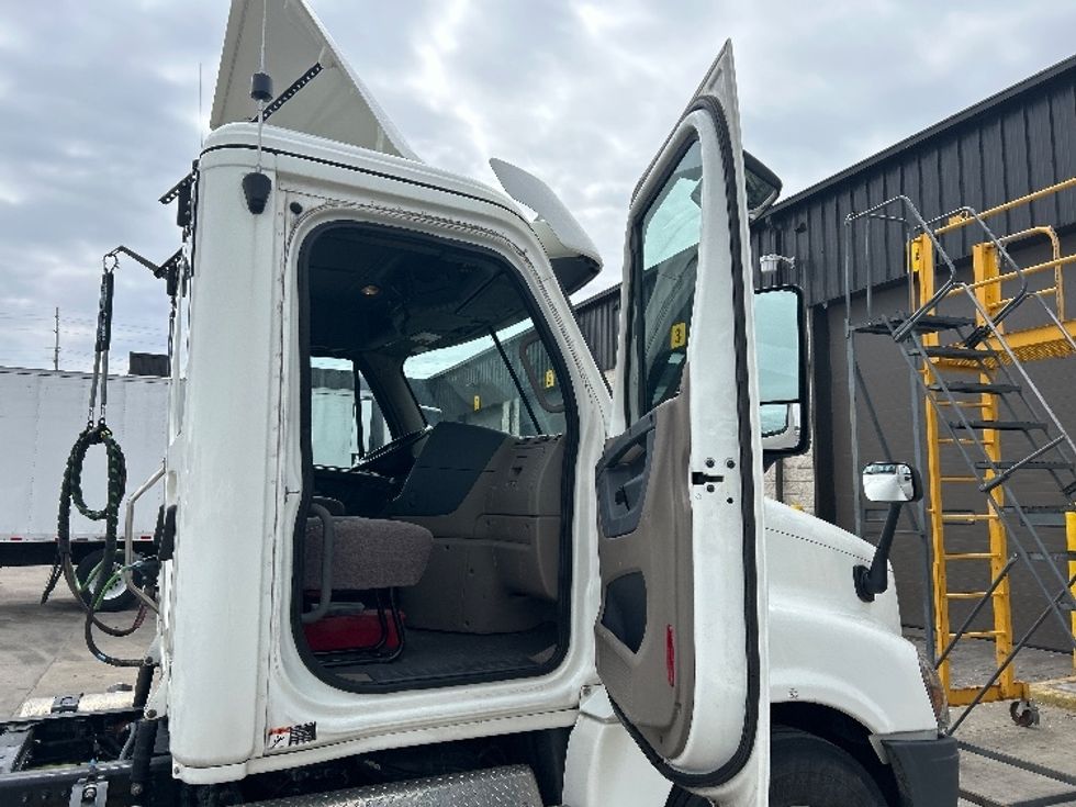 Day Cab Tractor-Heavy Duty Tractors-Freightliner-2020-Cascadia 12542ST-Indianapolis-IN-246,635\n\t\tmiles-$ 37,500 - Image 12