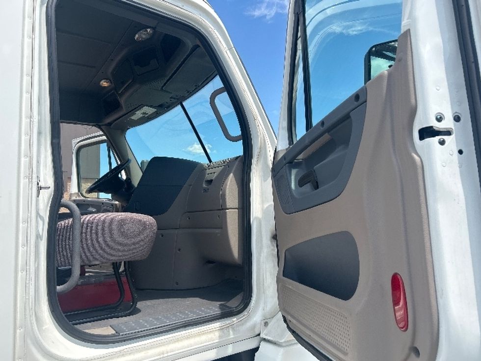 Day Cab Tractor-Heavy Duty Tractors-Freightliner-2020-Cascadia 12542ST-Kentwood-MI-268,569\n\t\tmiles-$ 33,750 - Image 12