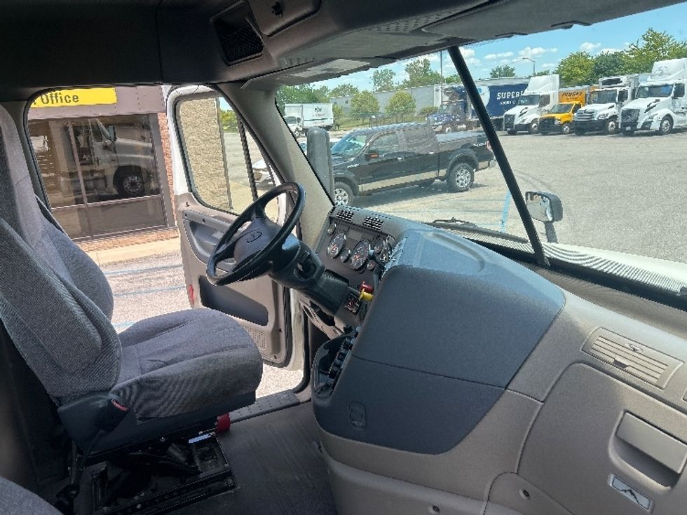 Day Cab Tractor-Heavy Duty Tractors-Freightliner-2020-Cascadia 12542ST-Kentwood-MI-268,569\n\t\tmiles-$ 33,750 - Image 14