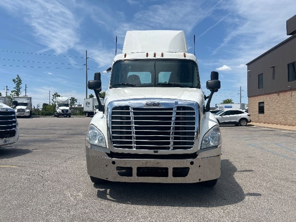 Day Cab Tractor-Heavy Duty Tractors-Freightliner-2020-Cascadia 12542ST-Kentwood-MI-268,569\n\t\tmiles-$ 33,750 - Image 2