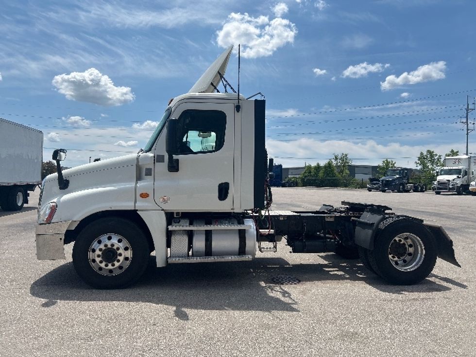 Day Cab Tractor-Heavy Duty Tractors-Freightliner-2020-Cascadia 12542ST-Kentwood-MI-268,569\n\t\tmiles-$ 33,750 - Image 4