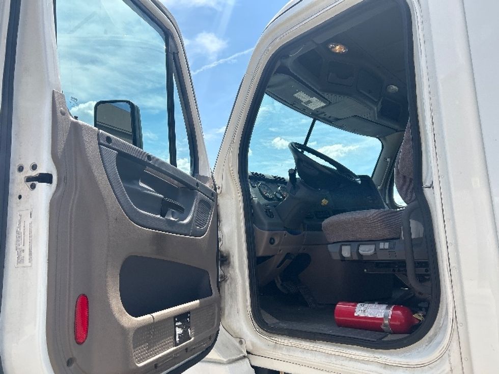 Day Cab Tractor-Heavy Duty Tractors-Freightliner-2020-Cascadia 12542ST-Kentwood-MI-268,569\n\t\tmiles-$ 33,750 - Image 9