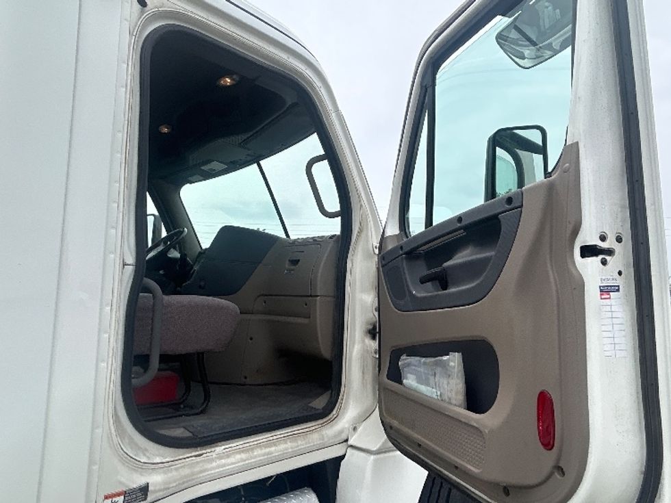 Day Cab Tractor-Heavy Duty Tractors-Freightliner-2020-Cascadia 12542ST-Kentwood-MI-328,884\n\t\tmiles-$ 37,500 - Image 12