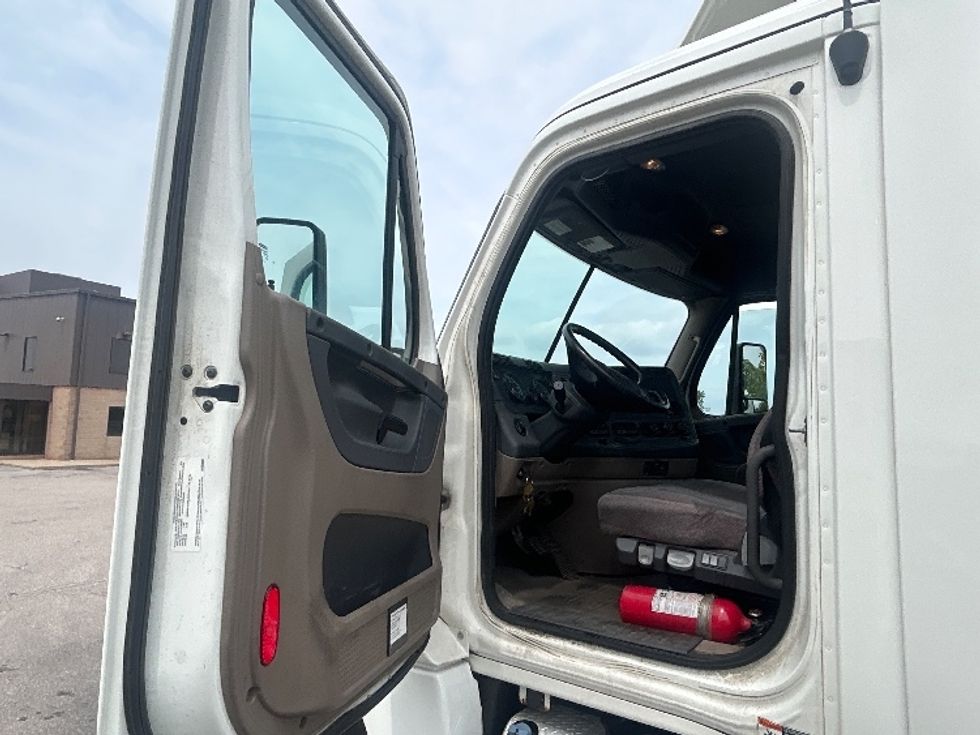 Day Cab Tractor-Heavy Duty Tractors-Freightliner-2020-Cascadia 12542ST-Kentwood-MI-328,884\n\t\tmiles-$ 37,500 - Image 9