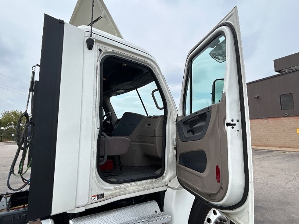 Day Cab Tractor-Heavy Duty Tractors-Freightliner-2020-Cascadia 12542ST-Kentwood-MI-372,025\n\t\tmiles-$ 38,250 - Image 12