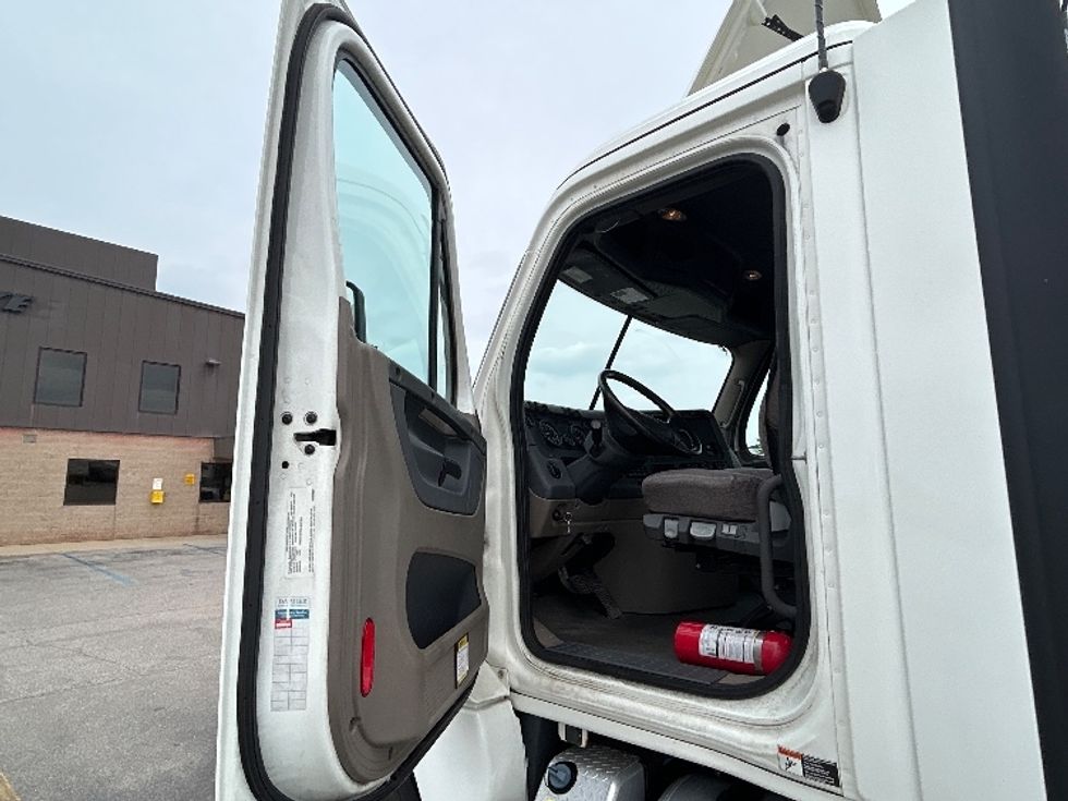 Day Cab Tractor-Heavy Duty Tractors-Freightliner-2020-Cascadia 12542ST-Kentwood-MI-372,025\n\t\tmiles-$ 38,250 - Image 9