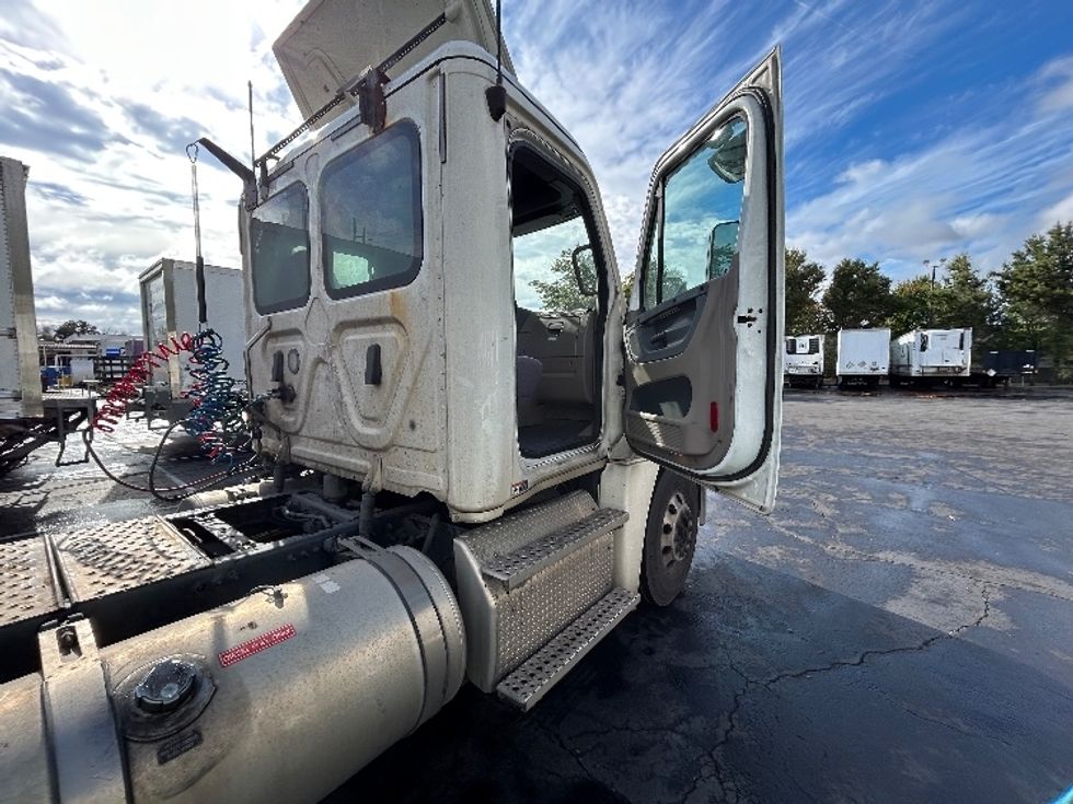 Day Cab Tractor-Heavy Duty Tractors-Freightliner-2020-Cascadia 12542ST-Manassas-VA-417,579\n\t\tmiles-$ 26,500 - Image 12
