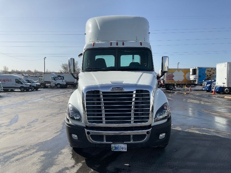 2020 Freightliner Cascadia 125" Sleeper Cab photo 2