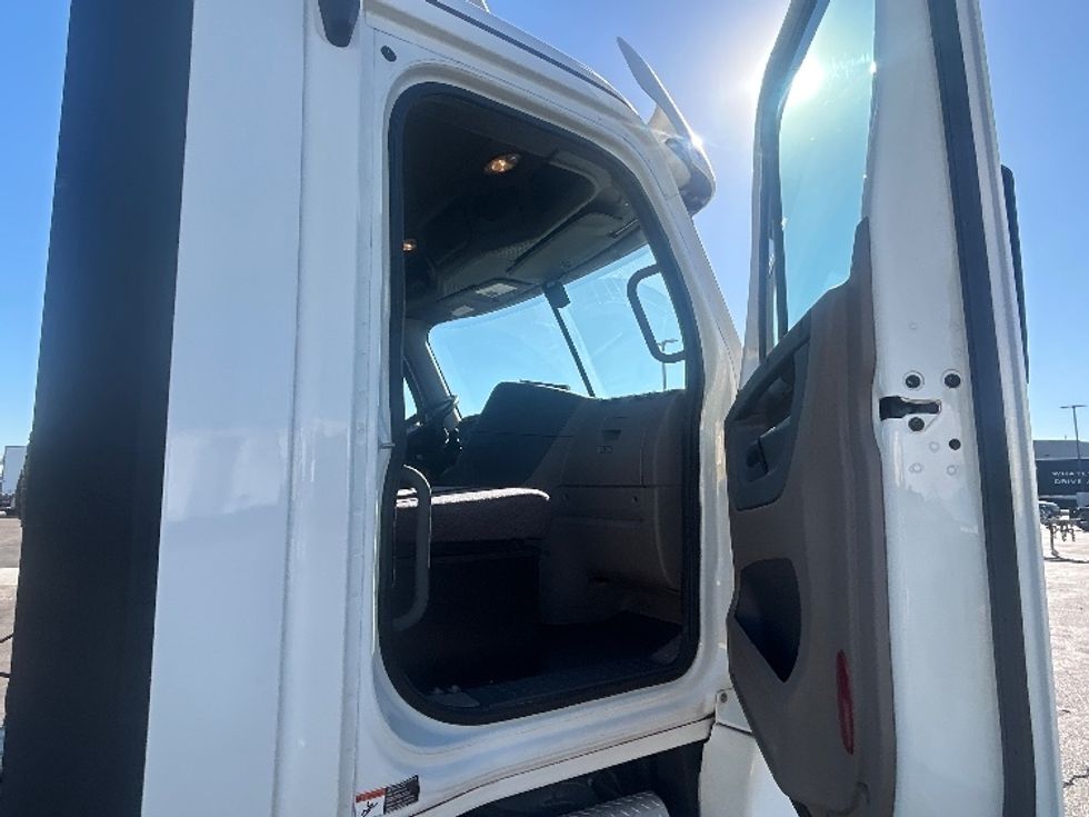 Day Cab Tractor-Heavy Duty Tractors-Freightliner-2020-Cascadia 12542ST-Phoenix-AZ-93,398\n\t\tmiles-$ 53,500 - Image 12