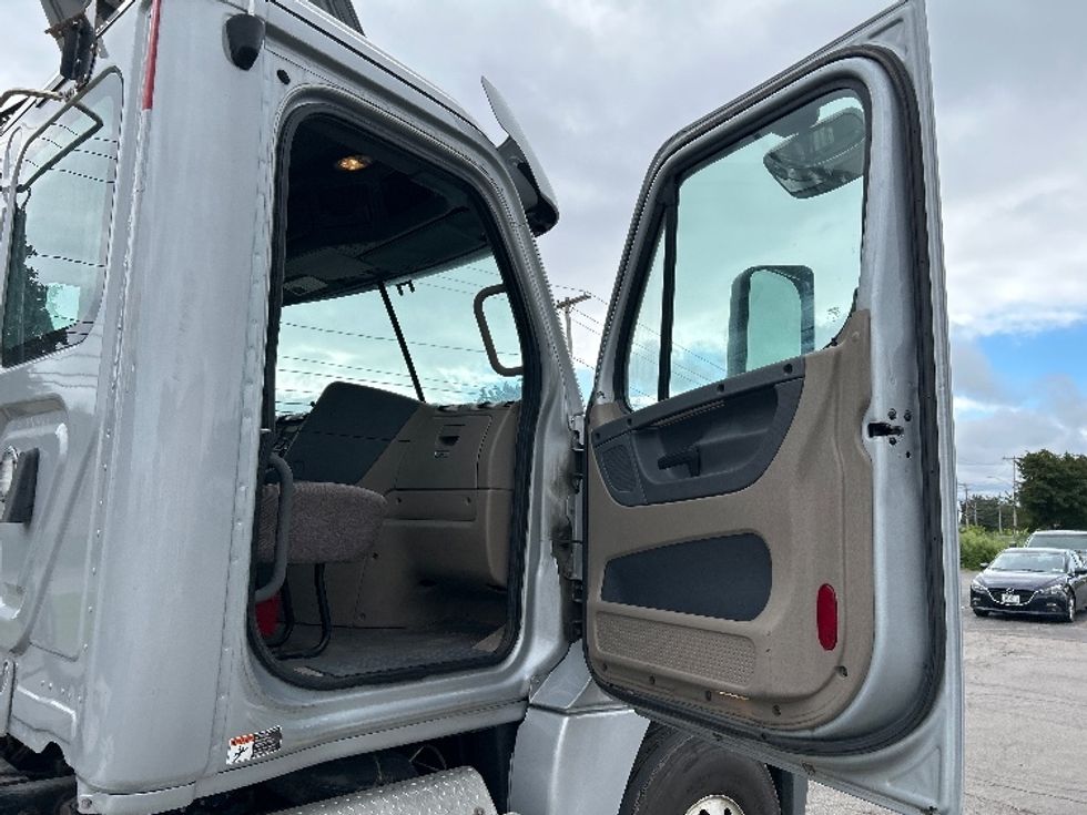 Day Cab Tractor-Heavy Duty Tractors-Freightliner-2020-Cascadia 12542ST-Rochester-NY-253,991\n\t\tmiles-$ 44,000 - Image 12