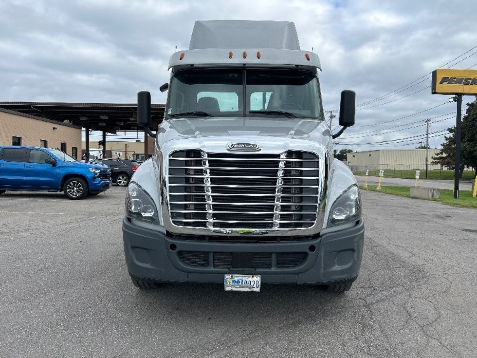 Day Cab Tractor-Heavy Duty Tractors-Freightliner-2020-Cascadia 12542ST-Rochester-NY-253,991\n\t\tmiles-$ 44,000 - Image 2