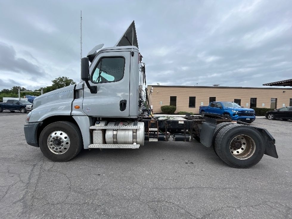 Day Cab Tractor-Heavy Duty Tractors-Freightliner-2020-Cascadia 12542ST-Rochester-NY-253,991\n\t\tmiles-$ 44,000 - Image 4