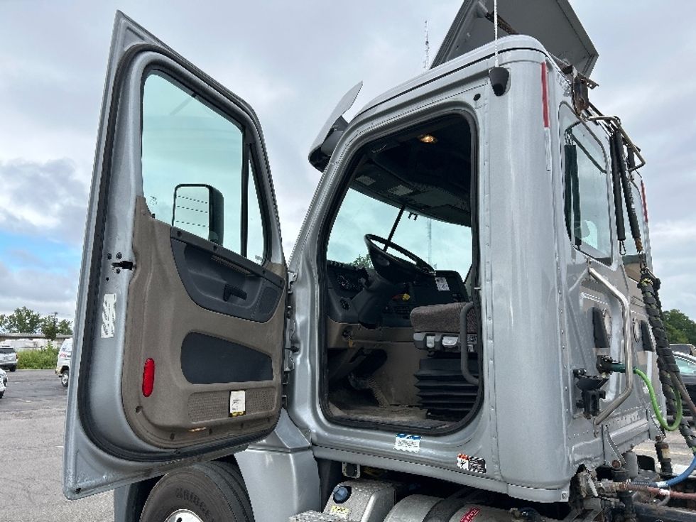 Day Cab Tractor-Heavy Duty Tractors-Freightliner-2020-Cascadia 12542ST-Rochester-NY-253,991\n\t\tmiles-$ 44,000 - Image 9