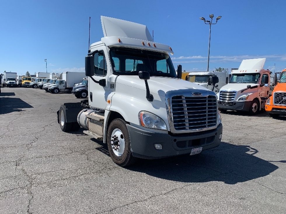 Day Cab Tractor-Heavy Duty Tractors-Freightliner-2020-Cascadia 12542ST-Torrance-CA-187,894\n\t\tmiles-$ 48,750 - Image 1