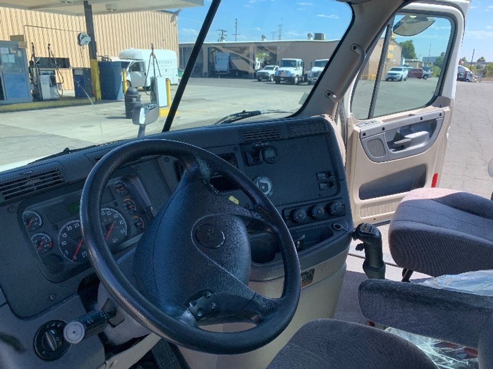 Day Cab Tractor-Heavy Duty Tractors-Freightliner-2020-Cascadia 12542ST-Torrance-CA-187,894\n\t\tmiles-$ 48,750 - Image 10