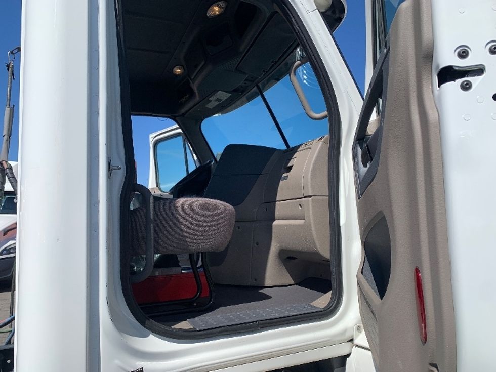 Day Cab Tractor-Heavy Duty Tractors-Freightliner-2020-Cascadia 12542ST-Torrance-CA-187,894\n\t\tmiles-$ 48,750 - Image 12