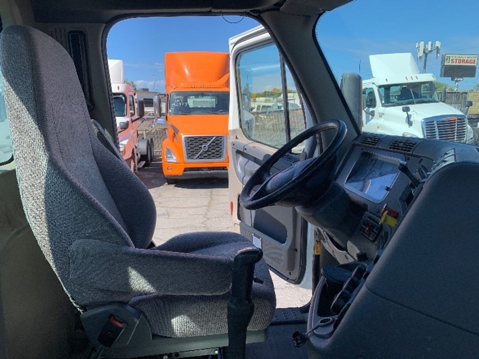 Day Cab Tractor-Heavy Duty Tractors-Freightliner-2020-Cascadia 12542ST-Torrance-CA-187,894\n\t\tmiles-$ 48,750 - Image 14