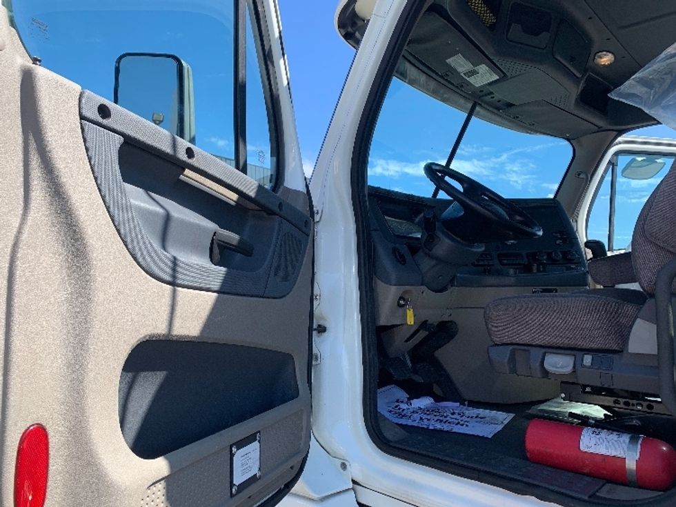 Day Cab Tractor-Heavy Duty Tractors-Freightliner-2020-Cascadia 12542ST-Torrance-CA-187,894\n\t\tmiles-$ 48,750 - Image 9