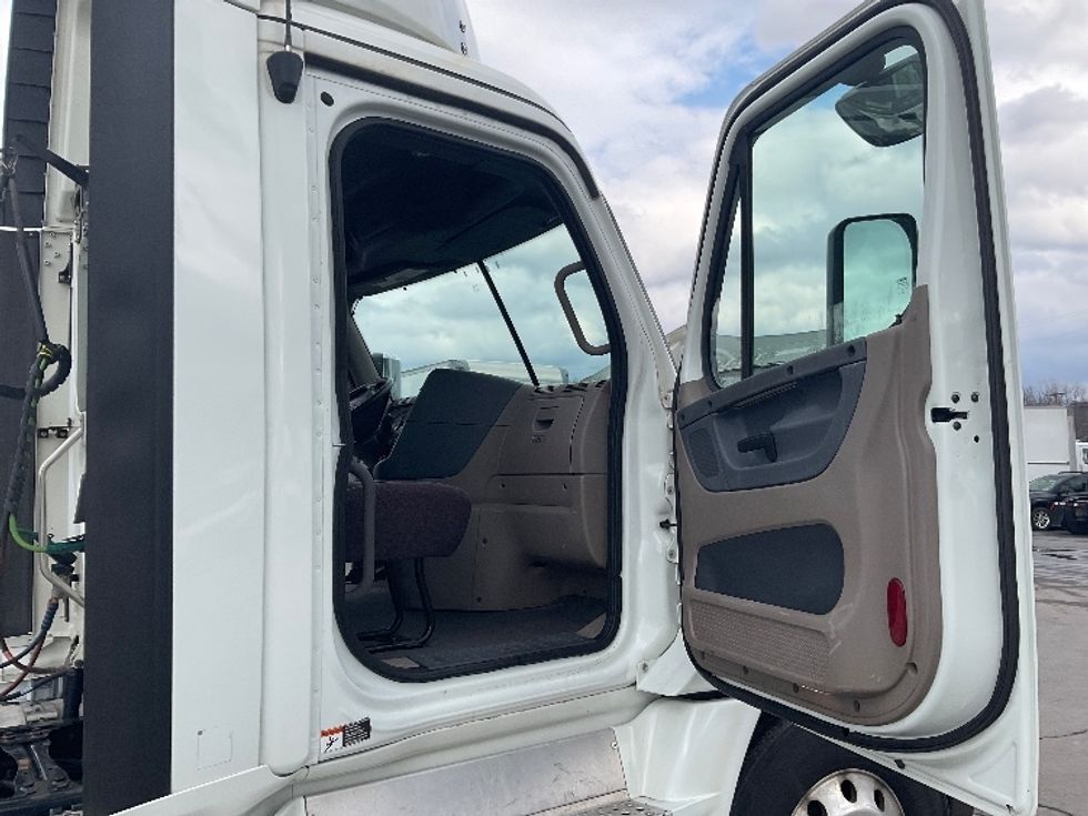 Day Cab Tractor-Heavy Duty Tractors-Freightliner-2020-Cascadia 12542ST-Wilkes Barre-PA-409,245\n\t\tmiles-$ 38,500 - Image 12