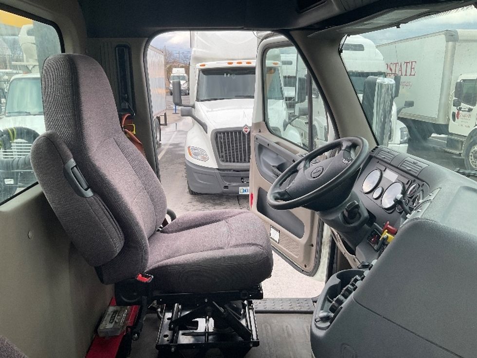 Day Cab Tractor-Heavy Duty Tractors-Freightliner-2020-Cascadia 12542ST-Wilkes Barre-PA-409,245\n\t\tmiles-$ 38,500 - Image 14