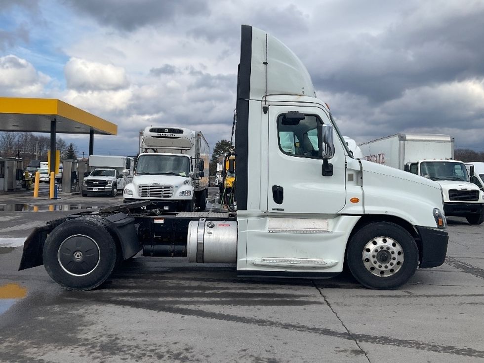 Day Cab Tractor-Heavy Duty Tractors-Freightliner-2020-Cascadia 12542ST-Wilkes Barre-PA-409,245\n\t\tmiles-$ 38,500 - Image 8
