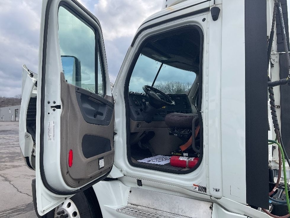 Day Cab Tractor-Heavy Duty Tractors-Freightliner-2020-Cascadia 12542ST-Wilkes Barre-PA-409,245\n\t\tmiles-$ 38,500 - Image 9