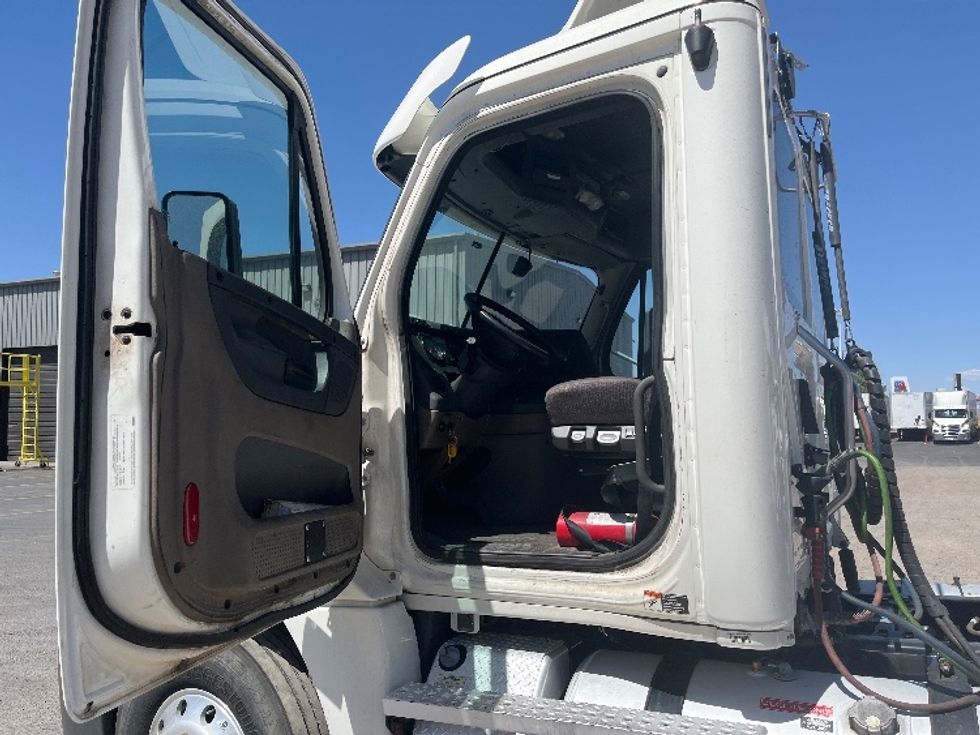 Day Cab Tractor-Heavy Duty Tractors-Freightliner-2020-Cascadia 12564ST-Albuquerque-NM-442,176\n\t\tmiles-$ 36,500 - Image 9