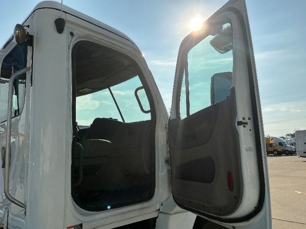 Day Cab Tractor-Heavy Duty Tractors-Freightliner-2020-Cascadia 12564ST-Allen Park-MI-220,321\n\t\tmiles-$ 55,500 - Image 12