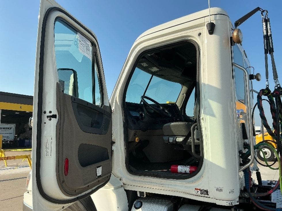Day Cab Tractor-Heavy Duty Tractors-Freightliner-2020-Cascadia 12564ST-Allen Park-MI-220,321\n\t\tmiles-$ 55,500 - Image 9