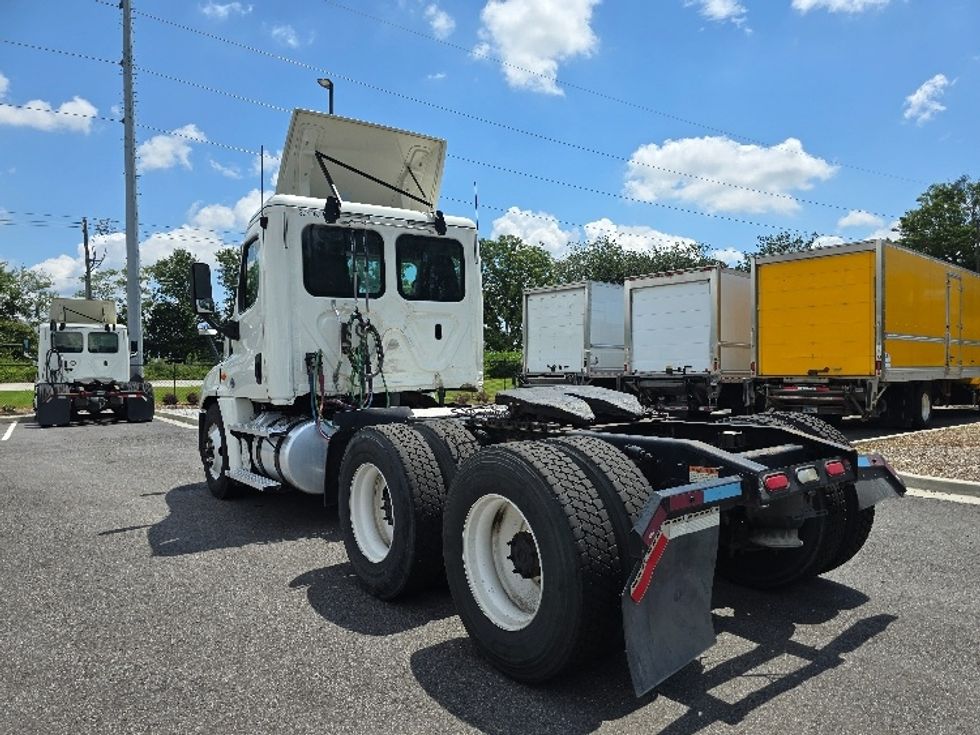 2020 Freightliner Cascadia 125" Sleeper Cab photo 5