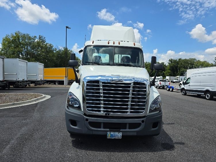 2020 Freightliner Cascadia 125" Sleeper Cab photo 2