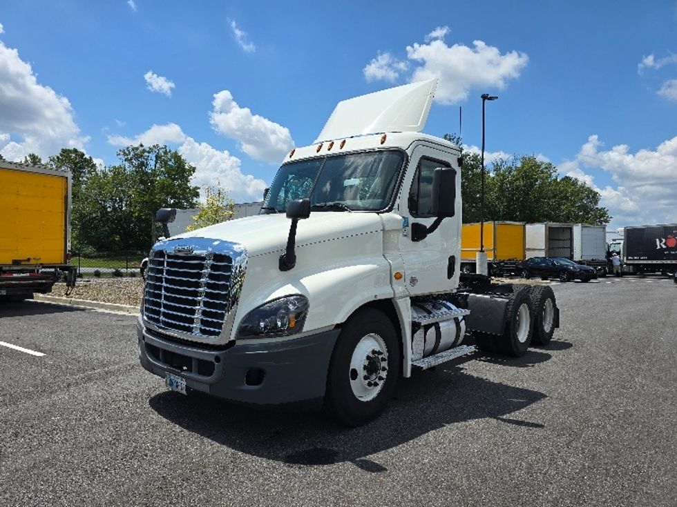 2020 Freightliner Cascadia 125" Sleeper Cab photo 3