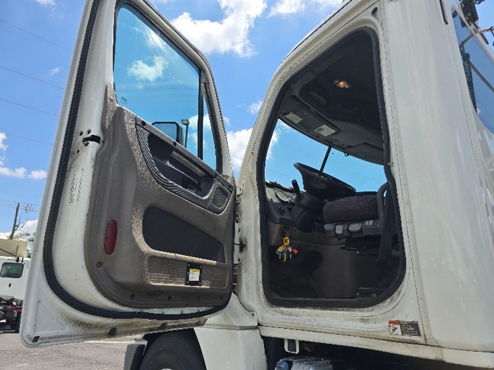 2020 Freightliner Cascadia 125" Sleeper Cab photo 9