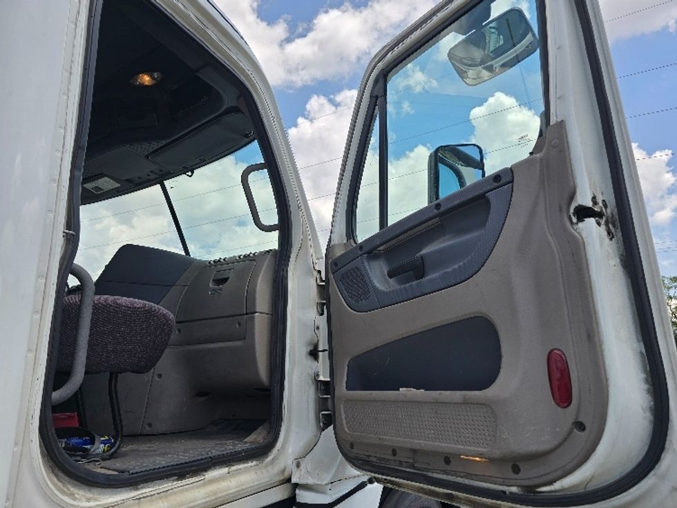 2020 Freightliner Cascadia 125" Sleeper Cab photo 12