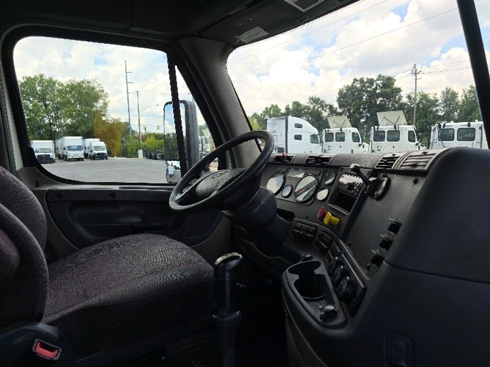 2020 Freightliner Cascadia 125" Sleeper Cab photo 14