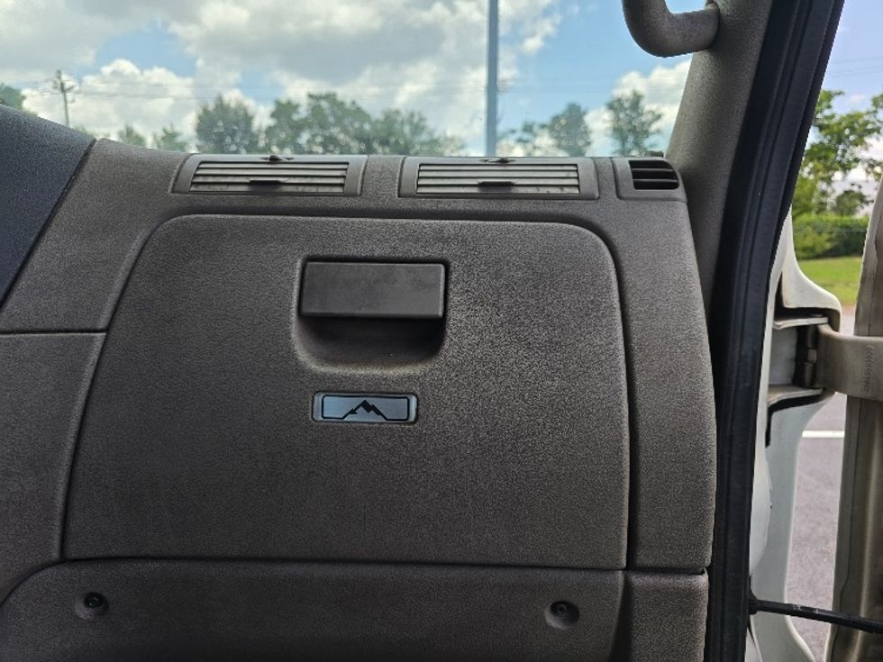 2020 Freightliner Cascadia 125" Sleeper Cab photo 13