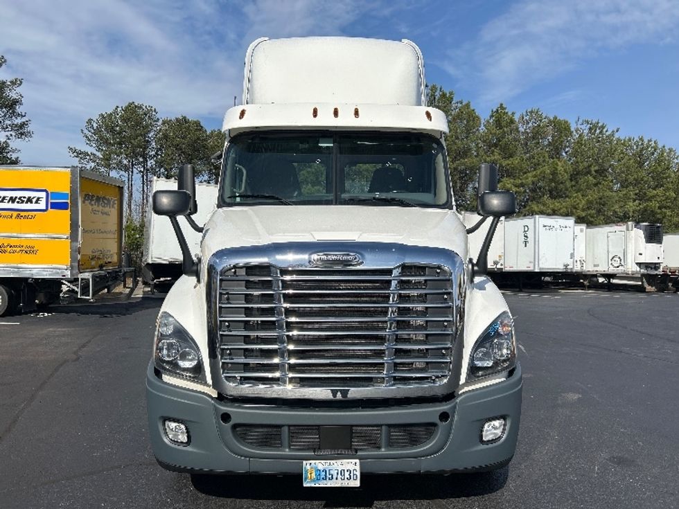 2020 Freightliner Cascadia 125" Sleeper Cab photo 2