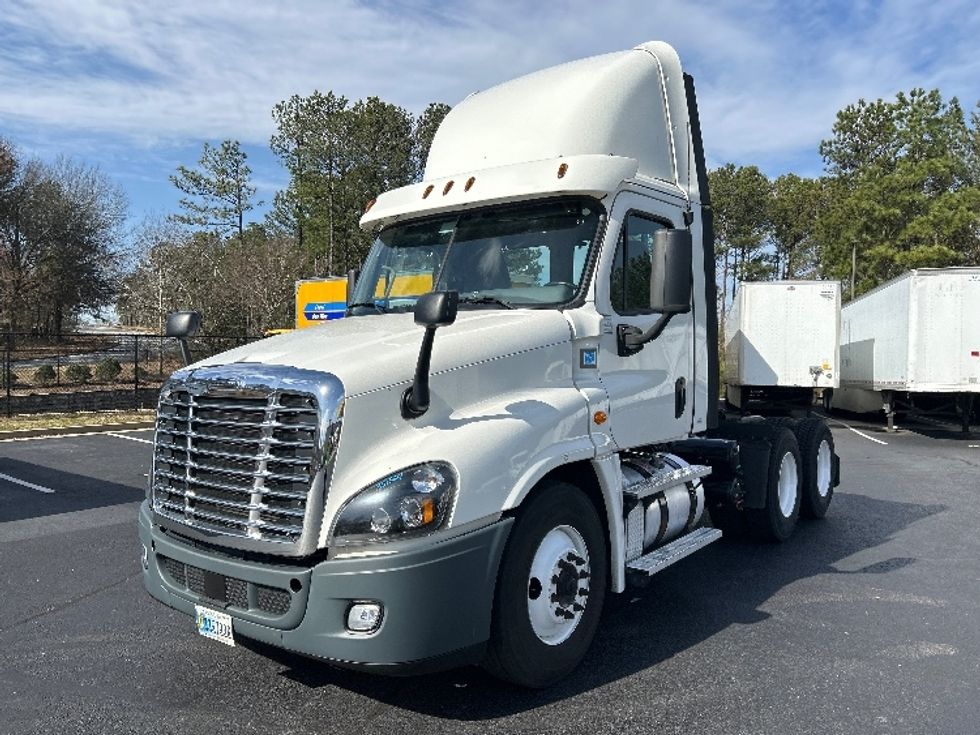 2020 Freightliner Cascadia 125" Sleeper Cab photo 3