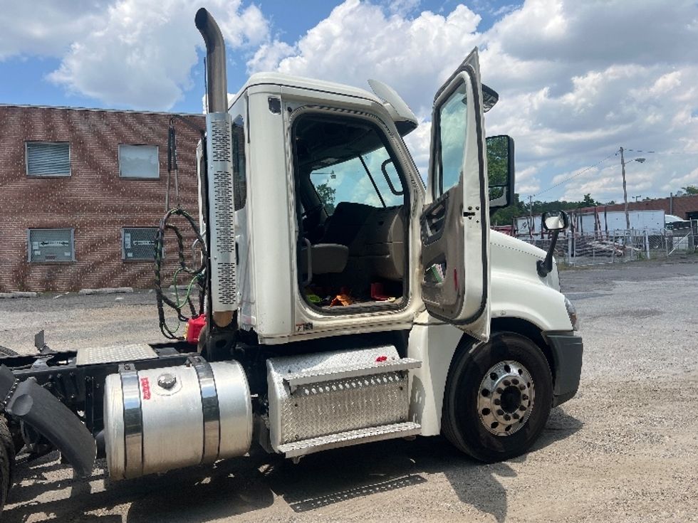 2020 Freightliner Cascadia 125" Sleeper Cab photo 10